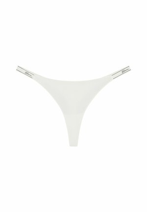 Białe stringi wykonane z gładkiego materiału, z cienkimi paskami po bokach i srebrnym akcentem oraz szczegółami logo. Minimalistyczny design.