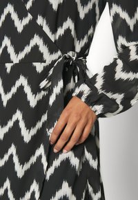 ONLY ONLZANDELLA LIFE WRAP DRESS - Φόρεμα ημέρας - black