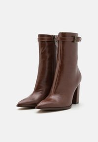 Steve Madden BRENTLEY - Kotníková obuv na vysokém podpatku - cognac