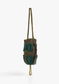 Bolso de cuentas con una base dorada, que presenta parches texturizados en azul verdoso. Correa larga y entrelazada para llevar. Detalle decorativo de cuentas en la parte inferior.