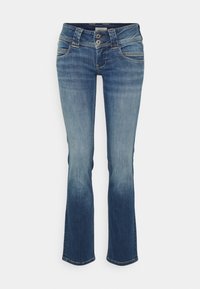 Světle modré denní džíny s rozšířenými nohavicemi, klasickým pětikapsovým designem, zapínáním na dva knoflíky a vybledlými částmi poblíž lemu.