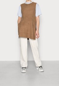 Vero Moda Stickad tröja - mottled brown