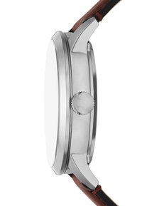 Montre en acier inoxydable argenté avec un boîtier poli, de forme ronde, un cadran blanc lisse et un bracelet en cuir marron avec des accents noirs.