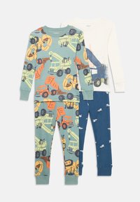 Twee pyjama sets: de ene met een groene basis en kleurrijke patronen van constructievoertuigen, de andere wit en marineblauw met eenvoudige vrachtwagenafbeeldingen.