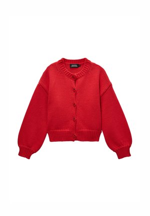 Cardigan rouge en maille avec de longues manches ballon, un col rond et cinq boutons noirs sur le devant.