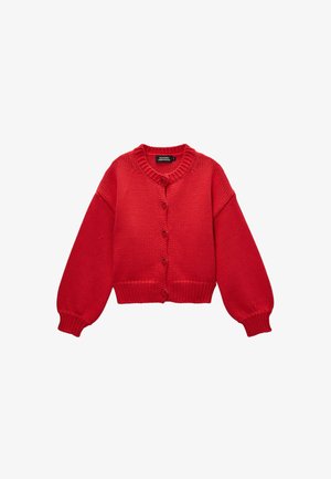 Cardigan rouge en maille avec de longues manches ballon, un col rond et cinq boutons noirs sur le devant.