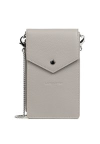 Borsa a tracolla rettangolare grigia in pelle con catena, chiusura a patta e piccolo bottone rotondo nero sulla parte anteriore.