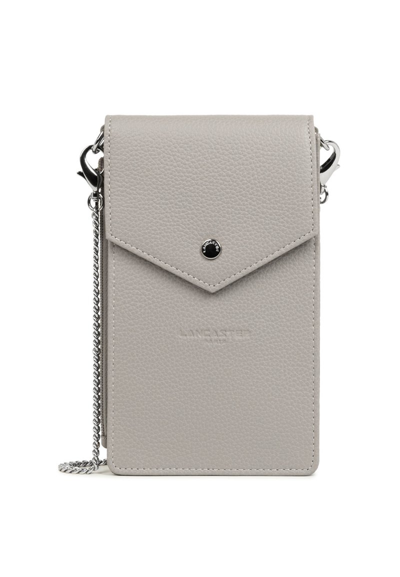 Borsa a tracolla rettangolare grigia in pelle con catena, chiusura a patta e piccolo bottone rotondo nero sulla parte anteriore.