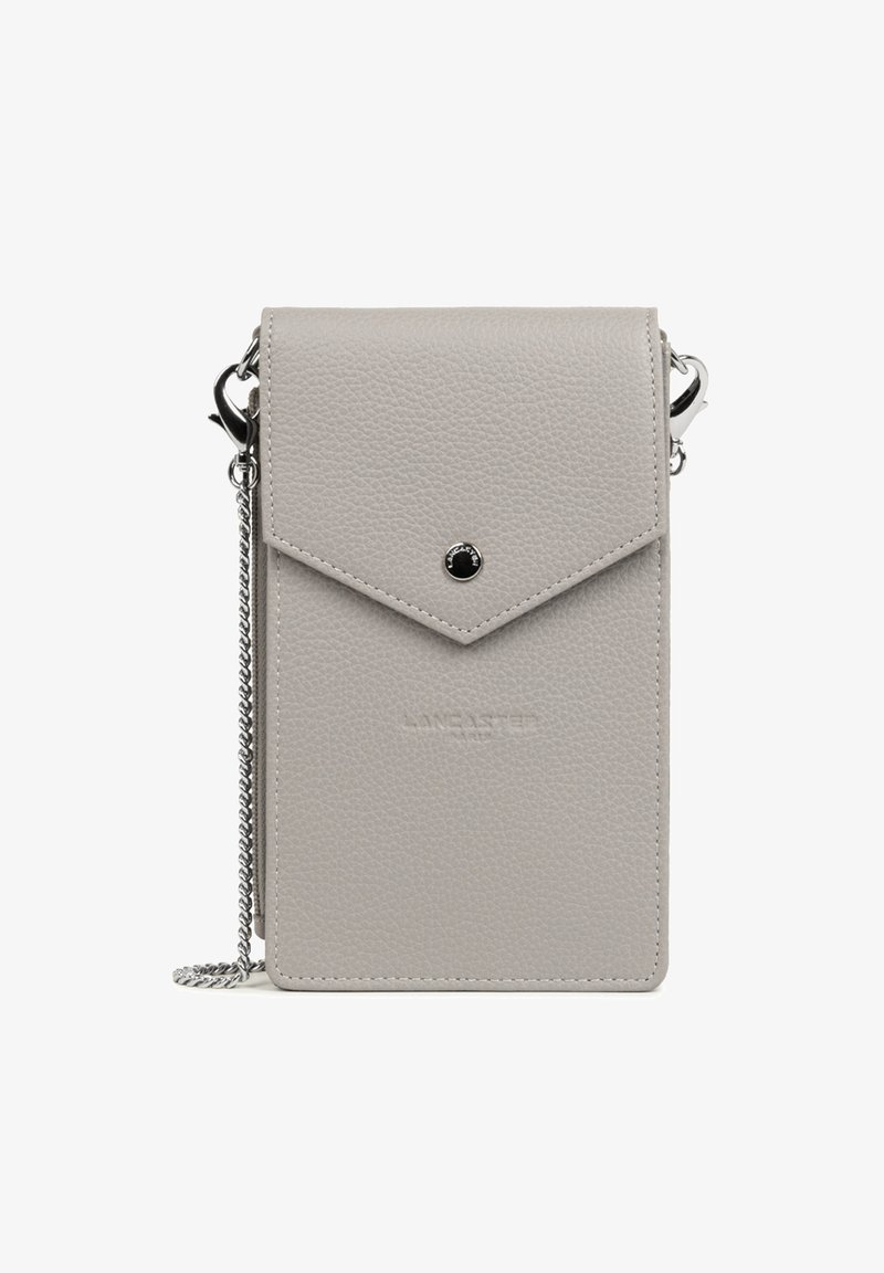 Borsa a tracolla rettangolare grigia in pelle con catena, chiusura a patta e piccolo bottone rotondo nero sulla parte anteriore.