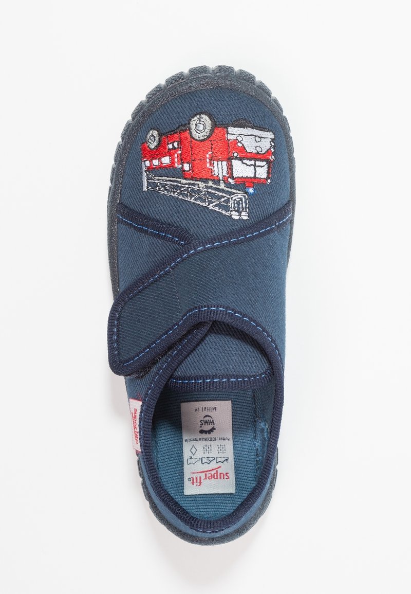 Chaussure enfant en tissu bleu avec un camion de pompier rouge brodé sur l'avant et une fermeture à scratch.