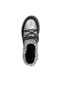 Silberne und schwarze isolierte Winterstiefel mit schwarzen Schnürsenkeln, gepolstertem Kragen und dicker Gummisohle, von oben auf weißem Hintergrund betrachtet.