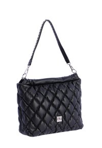 Bolso de mano de cuero negro acolchado con una correa acentuada por cadena, que presenta una placa de logo plateada y una textura suave y acolchada.