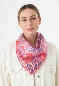 Roze en oranje paisley sjaal met complexe patronen, van zijde, driehoekige vorm en contrasterende rode rand.