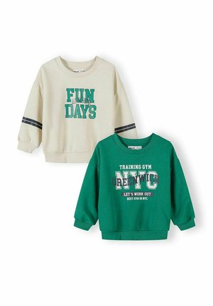 Két gyerek pulóver: az egyik bézs színű, rajta "FUN ALWAYS DAYS" felirattal és fekete csíkokkal az ujjain, a másik zöld, "TRAINING GYM NYC" felirattal.