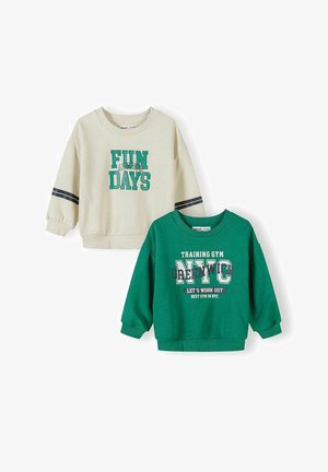Dve otroški majici z dolgimi rokavi, ena bež barve z napisom "FUN ALWAYS DAYS" in črnimi črtami na rokavih, druga zelena z napisom "TRAINING GYM NYC".