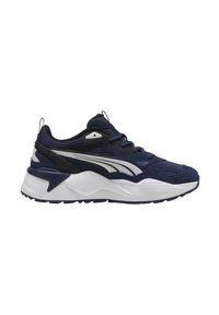 Sneaker in rete blu con accenti neri e suola bianca. Presenta una tomaia texturizzata, strisce a contrasto e un collare imbottito per il comfort.