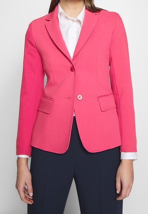 Blazer rose avec un design ajusté, deux poches avant et une fermeture à bouton unique. Présente une texture lisse et des coutures contrastantes.