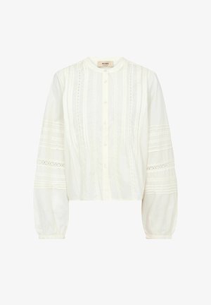 Biela blúzka s dlhými rukávmi, okrúhlym golierom, zapínaním na gombíky vpredu, vertikálnymi sklady, čipkovými vložkami na prednej strane a rukávoch, a s nazberanými manžetami.