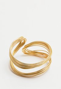 Bracciale in metallo color oro con un design attorcigliato, composto da molteplici fili che formano una forma circolare aperta e fluida.