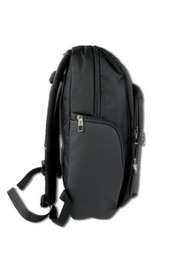 Zwarte rugzak met een gestructureerde afwerking, meerdere ritscompartimenten, verstelbare banden en een zijvak van mesh. Compact ontwerp, duurzaam materiaal.