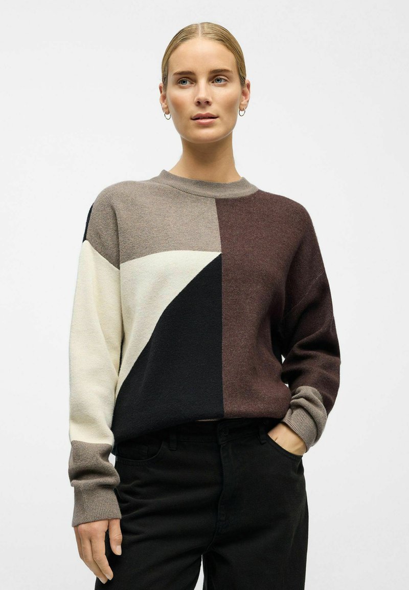 Striktrøje med et geometrisk farveblokdesign i nuancer af brun, creme og sort, med rund hals og ribbet manchetter.