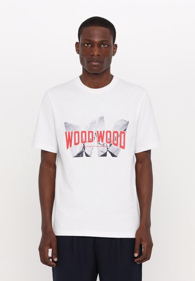 Fehér pamut póló, amelynek grafikája piros és szürke árnyalatban "WOOD WOOD" feliratot tartalmaz, kerek nyakkivágással és rövid ujjal.