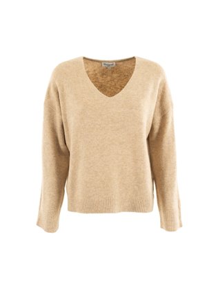 Beige zachte gebreide trui met lange mouwen, V-hals en geribde manchetten en zoom, weergegeven tegen een witte achtergrond.