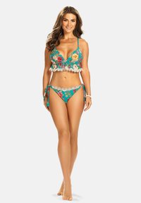 Kostium kąpielowy w kwiaty w kolorze teal, z falbanowym topem wykończonym koronką oraz majtkami z wiązaniami po bokach. Gładki materiał, intensywne kolory i misternie zaprojektowane kwiatowe wzory.