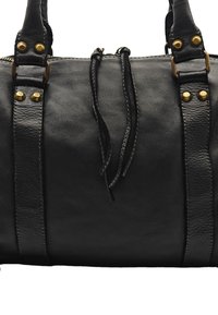 Sac à main en cuir noir avec une finition texturée, équipé de quincaillerie dorée, de poignées doubles et de coutures contrastantes le long des coutures.