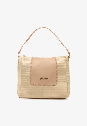 Sac à main tissé beige avec un rabat en cuir lisse marron clair, équipé de ferrures dorées et d'une seule bandoulière.