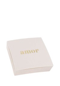 Caja cuadrada, suave y de color rosa pálido con una textura lisa y letras doradas que dicen "amor" en la parte superior. Diseño simple y elegante sin patrones adicionales.