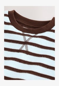 Vybráno, blue brown stripe