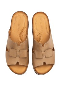 Brązowe skórzane sandały na slide z akcentem w postaci kokardy, otwartym noskiem i perforowaną wkładką, z lekko wyprofilowanym podbiciem.