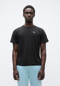 Μαύρο αθλητικό t-shirt με κοντά μανίκια και στρογγυλή λαιμόκοψη, με λευκό λογότυπο Puma στο αριστερό στήθος. Κατασκευασμένο από απαλό, ελαφρύ ύφασμα.