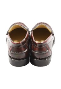 Braune Lederschuhe mit glänzendem Finish, abgerundeter Form, offenem Rücken, Ziernähten und schwarzen Gummisohlen.