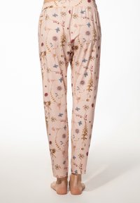 Lichtroze pyjamabroek met een bloemenpatroon in blauw, bruin en goud. Elastische tailleband, slanke pijpdesign, zachte stoftextuur.