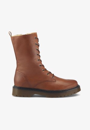 Bota de cuero marrón con cordones, hasta la mitad de la pantorrilla, con acabado texturizado, suela negra y tirador en la parte trasera.