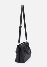 Borsa a mano strutturata nera con finitura testurizzata, doppi manici superiori, tracolla regolabile e due tasche esterne con cerniera.