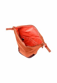 Bolso tote naranja y marrón con cierre de cremallera, con un exterior texturizado y un interior naranja brillante. Incluye un bolsillo interior.