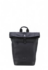 Svart läderryggsäck med rulltoppdesign, justerbar rem, framficka med dragkedja och texturerad yta. Har ett stadigt handtag.