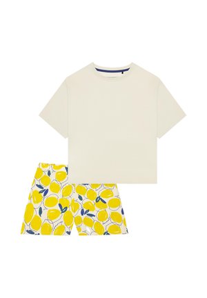 Kremowy bawełniany t-shirt z krótkim rękawem, zestawiony z białymi szortami z żółtym wzorem cytryn i niebieskimi akcentami. Prosty krój, casualowe dopasowanie.