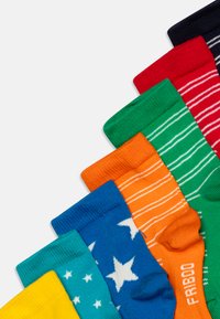 Calzini di cotone colorati disposti in fila con vari design: tinta unita, righe e stelle. Include sfumature di blu, verde, arancione, rosso, giallo e teal.