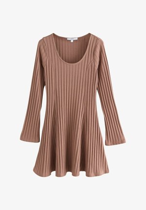 Vestido de manga larga acanalado en marrón claro con escote redondeado, dobladillo acampanado y un tejido texturizado que crea una silueta fluida.