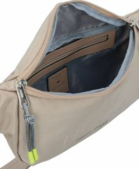 Interno di una borsa in tessuto beige con rivestimento grigio, tasca con zip e un'etichetta in pelle beige con la scritta "Progettato con ❤️ in Germania." Tirazip con accenti neri e gialli.