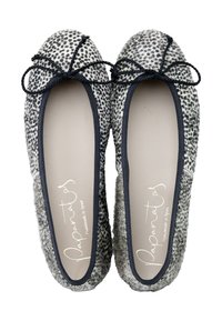 Bailarinas con parte superior texturizada en gris y blanco con manchas, ribete negro y un detalle de lazo en la punta. Suela blanda y plana.