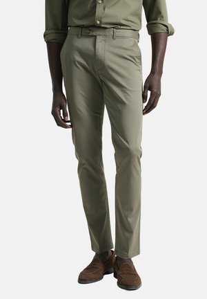 Pantalones de corte ajustado en verde oliva, confeccionados en tejido ligero, con frente plano, dos bolsillos laterales y cierre de botón.