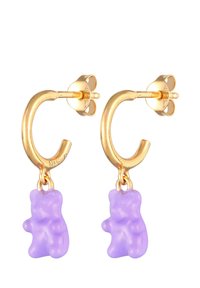 Goldene Creolen haben eine glatte Oberfläche und sind mit einem lila Gummibärchen-Anhänger versehen. Einfacher Verschluss und florales Rückendesign.