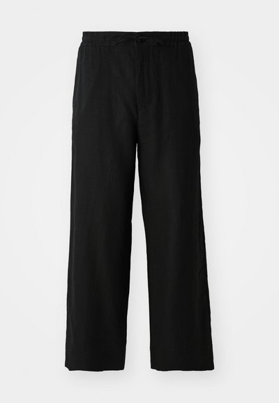 Pantaloni negri cu picioare largi, confecționați dintr-un material ușor, având un brant elastic cu șnur și fără buzunare vizibile sau modele.