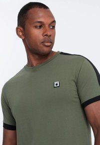 Ombre WITH CONTRASTING - Jednoduché tričko - olive green