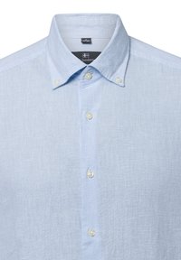 Hellblaues Hemd mit Knöpfen, aus strukturiertem Stoff mit kariertem Muster. Verfügt über einen Kent-Kragen und weiße Knöpfe.